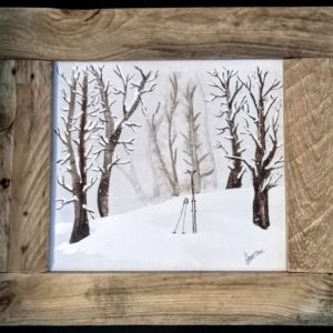 bosque con esquís olvidados
